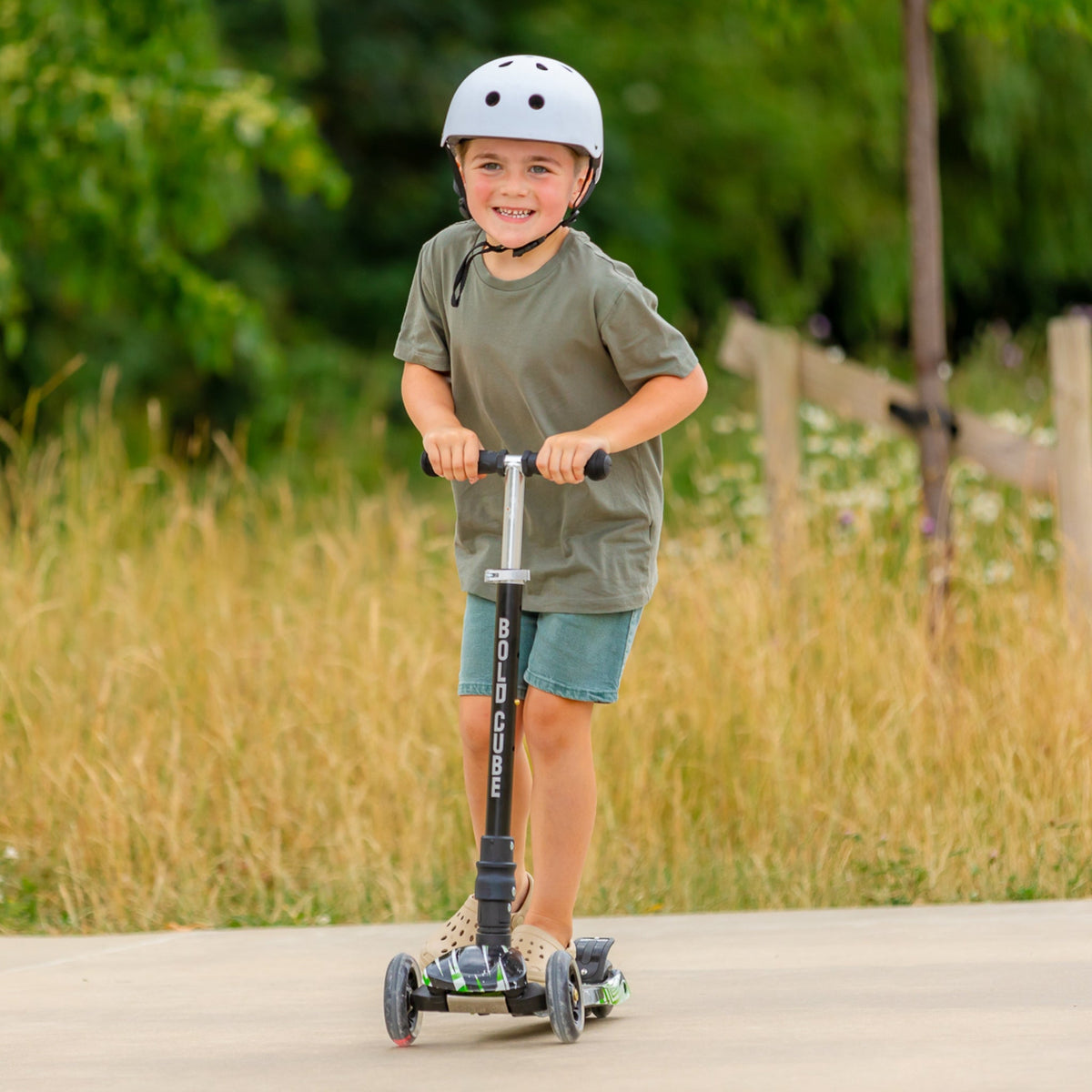 BOLDCUE Driewieler Step Scooter voor Kinderen met Drie Wielen - Leunen om te sturen - Voor Meisjes en Jongens Vanaf 5 Jaar en met Wielen met Knipperende LED-Licht - Opvouwbaar Ontwerp, Verstelbare BOLDCUE Driewieler Step Scooter voor Kinderen met Drie Wielen - Leunen om te sturen - Voor Meisjes en Jongens Vanaf 5 Jaar en met Wielen met Knipperende LED-Licht - Opvouwbaar Ontwerp, Verstelbare